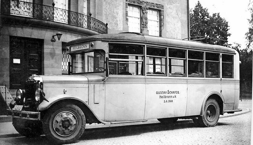 1930 begann die "neue Zeit" für den Fuhrbetrieb Schäfer. Der erste Omnibus, ein Chevrolet, wurde gekauft. Gefahren wurde die Linie von der Allee bis zum Jägerhaus. Heute hat das Unternehmen sieben Reisebusse auf der Straße. Foto: privat