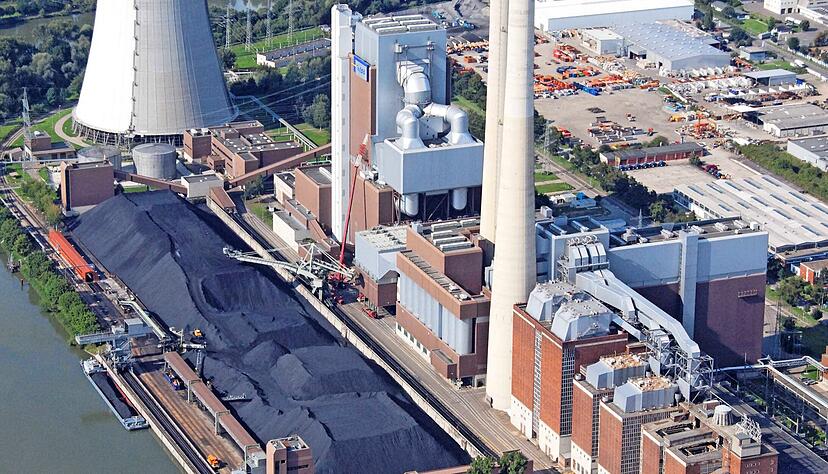 Das Kohlekraftwerk von Heilbronn soll 2026 abgeschaltet werden. Auf dem Bild rechts neben dem Kühlturm ist eine Gasturbine geplant.
Foto: Daniel Maier-Gerber