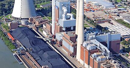 Das Kohlekraftwerk von Heilbronn soll 2026 abgeschaltet werden. Auf dem Bild rechts neben dem Kühlturm ist eine Gasturbine geplant.
Foto: Daniel Maier-Gerber