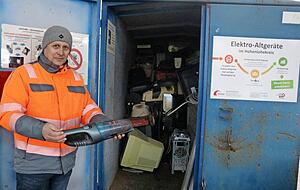 Joachim Bahr, Bereichsleiter der Abfallwirtschaft, an einem Container mit Elektroschrott. Hier hatten sich die Diebe vor allem zu schaffen gemacht.