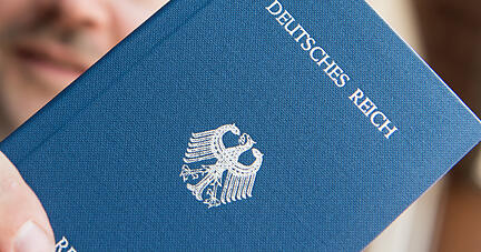 Die Gruppierung "Königreich Deutschland" will einen eigenen Staat errichten. Dafür stellen sie auch eigene Pässe aus. Die Gruppierung "Königreich Deutschland" will einen eigenen Staat errichten. Dafür stellen sie auch eigene Pässe aus.