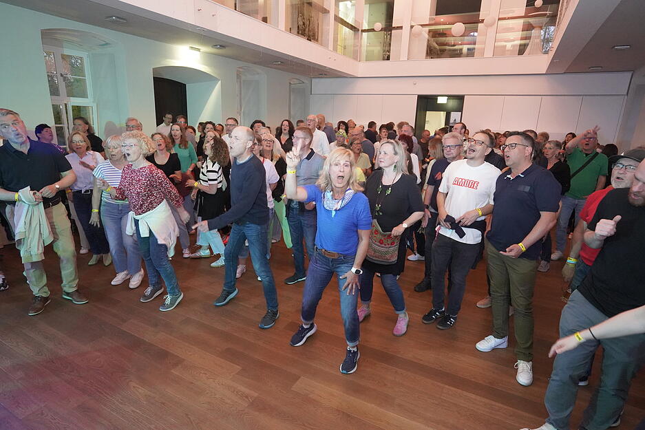 Die Menschen feierten in der Nacht auf Donnerstag dicht gedrängt in 14 Öhringer Lokalitäten – hier ein Blick ins Hoftheater. Die Menschen feierten in der Nacht auf Donnerstag dicht gedrängt in 14 Öhringer Lokalitäten – hier ein Blick ins Hoftheater.