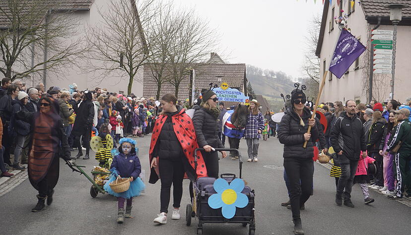 Festumzug in D&ouml;rzbach: Zuschauer genie&szlig;en den traditionellen Fr&uuml;hjahrspferdemarkt