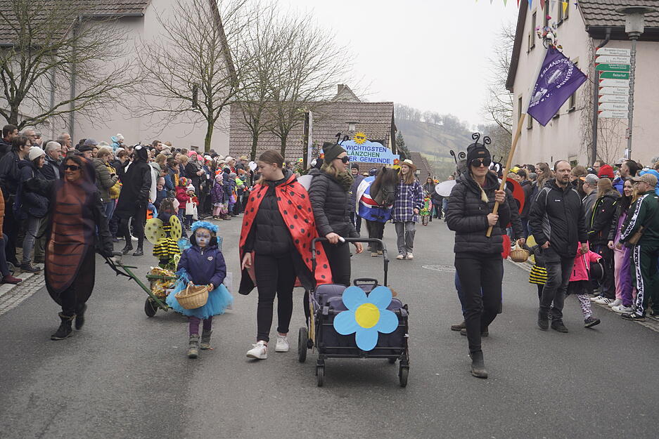 Festumzug in D&ouml;rzbach: Zuschauer genie&szlig;en den traditionellen Fr&uuml;hjahrspferdemarkt