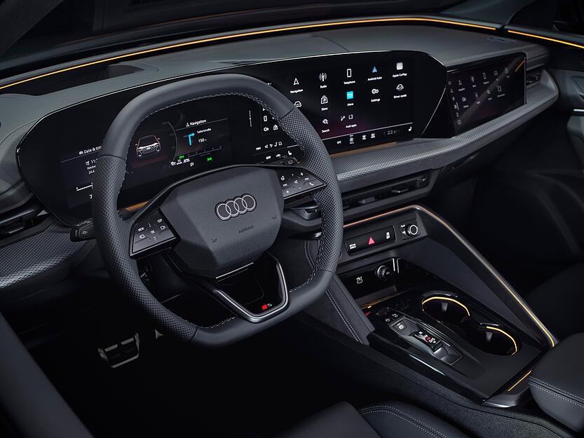 Innen setzt Audi wie bei seinen anderen neuen Modellen auf ein vollständig digitales Cockpit (11,9 Zoll), das fließend in ein 14,5 Zoll großes Curved Display, also einen gewölbten Bildschirm übergeht und stark dem Fahrer zugeneigt ist.