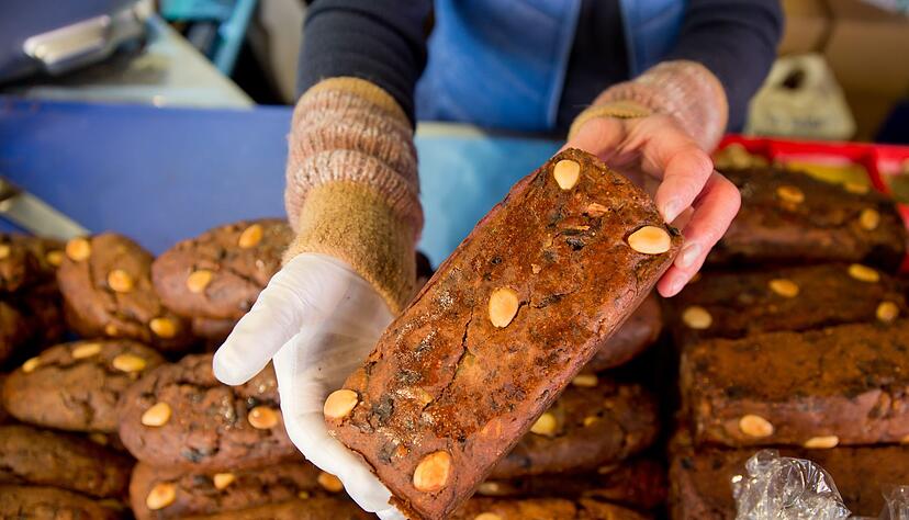 Früchtebrot ist in der Winterzeit sehr beliebt. Man kann es oft auf Weihnachtsmärkten kaufen - oder einfach selbst backen. Früchtebrot ist in der Winterzeit sehr beliebt. Man kann es oft auf Weihnachtsmärkten kaufen - oder einfach selbst backen.