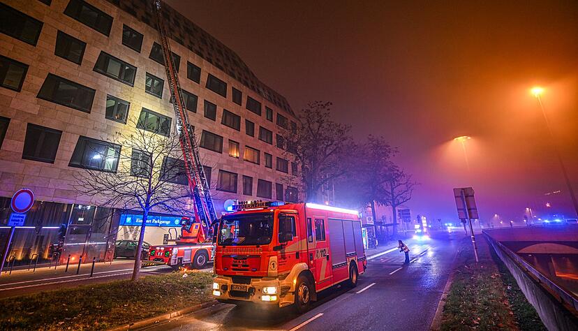 Die Silvesternacht in Baden-Württemberg verlief weitgehend friedlich - Polizei und Feuerwehr waren allerdings bei zahlreichen Bränden im Einsatz, hier in Stuttgart. Die Silvesternacht in Baden-Württemberg verlief weitgehend friedlich - Polizei und Feuerwehr waren allerdings bei zahlreichen Bränden im Einsatz, hier in Stuttgart.
