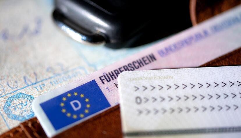 Der EU-Führerschein wird digital – und Fahrverbote gelten bald europaweit.