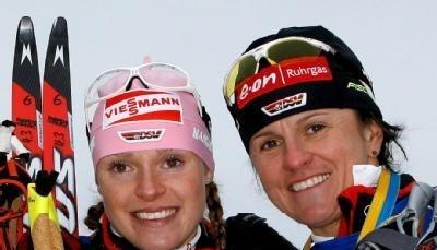 Manuela Henkel (r) steht 2007 neben Evi Sachenbacher-Stehle in Davos auf dem Podest.