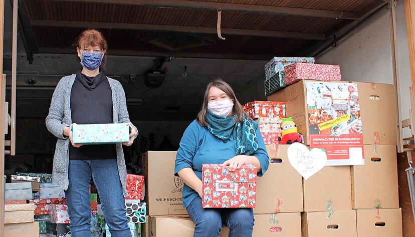 Anke Eberling (rechts) sammelt in ihrer Garage und ihrem Hobbyraum für die Aktion "Weihnachten im Schuhkarton". Andrea Barth macht seit 2009 mit.
Foto: Elfi Hofmann