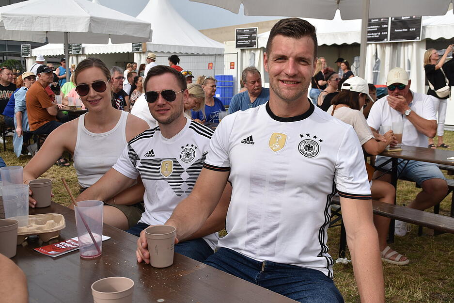 Ist das ein "Dinner in weiß"? Nein, Deutschland spielt heute Abend im EM-Achtelfinale.
