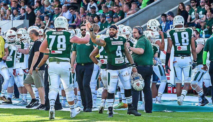 Football vor vollen Rängen: Das Rundenspiel gegen die Munich Cowboys verfolgen mehr als 2000 Zuschauer. Diese Marke wird wohl auch beim Playoff-Auftakt geknackt. Fotos: Unicorns/Löffler
Foto: Unicorns/Löffler Football vor vollen Rängen: Das Rundenspiel gegen die Munich Cowboys verfolgen mehr als 2000 Zuschauer. Diese Marke wird wohl auch beim Playoff-Auftakt geknackt. Fotos: Unicorns/Löffler
Foto: Unicorns/Löffler