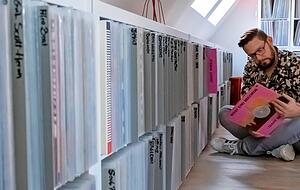 Regalmeter um Regalmeter reihen sich in Marco Schranks Musikzimmer die Schallplatten. Seine Sammlung umfasst unter anderem Soul, Funk und Disco.
Fotos: Tina Schulze Regalmeter um Regalmeter reihen sich in Marco Schranks Musikzimmer die Schallplatten. Seine Sammlung umfasst unter anderem Soul, Funk und Disco.
Fotos: Tina Schulze