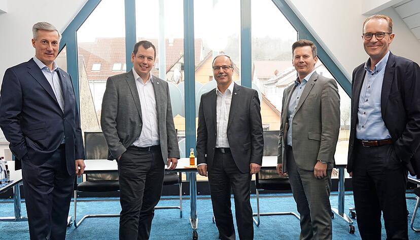Zufrieden mit dem Deal (von links): Matthias Haug, Fabian Schnabel (Voba Flein-Talheim), Dieter Karle, Harald Braun, Jörg Thollembeek (Voba Hohenlohe).
Foto: privat