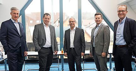 Zufrieden mit dem Deal (von links): Matthias Haug, Fabian Schnabel (Voba Flein-Talheim), Dieter Karle, Harald Braun, Jörg Thollembeek (Voba Hohenlohe).
Foto: privat