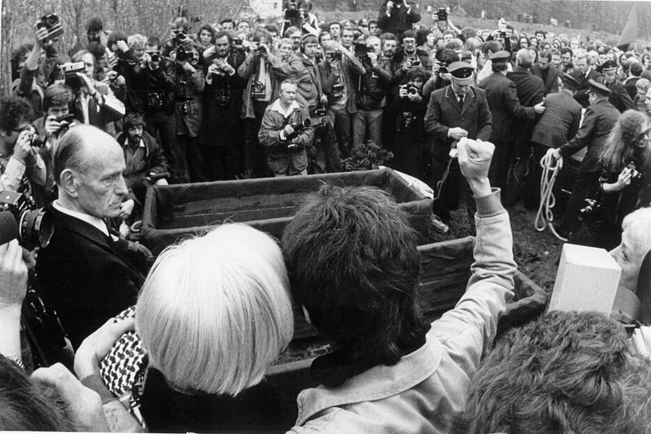 Pfarrer Helmut Ensslin (links) am offenen Grab bei der Beerdigung von Andreas Baader, Gudrun Ensslin und Jan-Carl Raspe am 27. Oktober 1977 in Stuttgart.