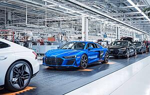 Einzigartig im VW-Konzern: R8 und E-Tron GT sind grundverschieden, werden aber auf einer Montagelinie gemeinsam gefertigt. Einzigartig im VW-Konzern: R8 und E-Tron GT sind grundverschieden, werden aber auf einer Montagelinie gemeinsam gefertigt.