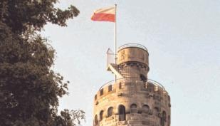 Der Turm, die Warte, ist das Wahrzeichen des Heuchelbergs.