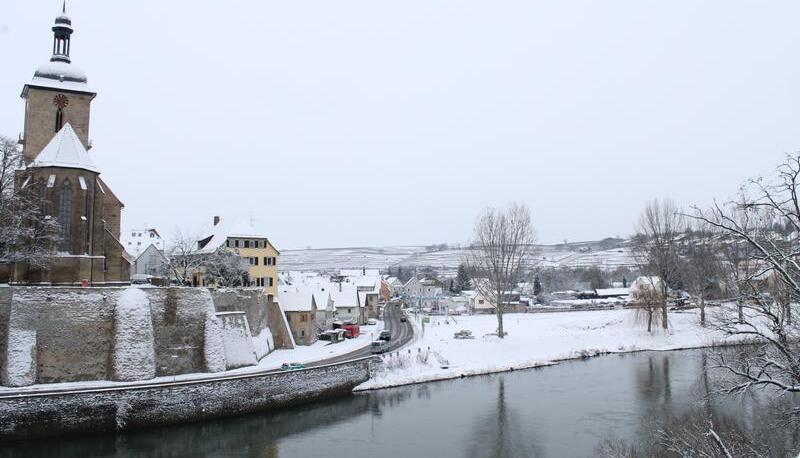 Von den umfangreichen Erdbewegungen auf der 1,2 Hektar großen Freizeitfläche unterhalb der Regiswindiskirche ist kaum etwas zu sehen. Eine dicke Schneedecke hat sich übers Gelände gelegt.
Fotos: Rolf Muth