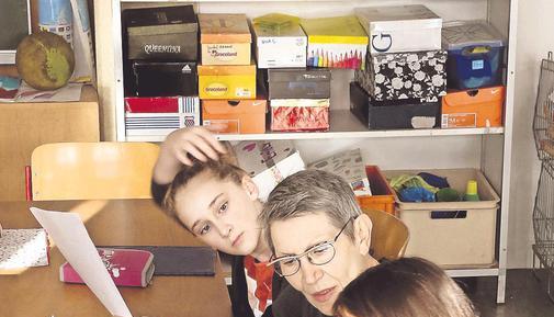 Ein gutes Team: Sprachförderdozentin Friedel Hinz mit Nida (vorne) und Karoline, beide zehn Jahre alt und Schülerinnen der Staufenbergschule.
Foto: Guido Sawatzki Ein gutes Team: Sprachförderdozentin Friedel Hinz mit Nida (vorne) und Karoline, beide zehn Jahre alt und Schülerinnen der Staufenbergschule.
Foto: Guido Sawatzki