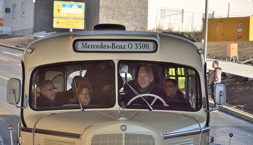 OB Harry Mergel übernimmt kurzzeitig das Steuer des historischen Busses.