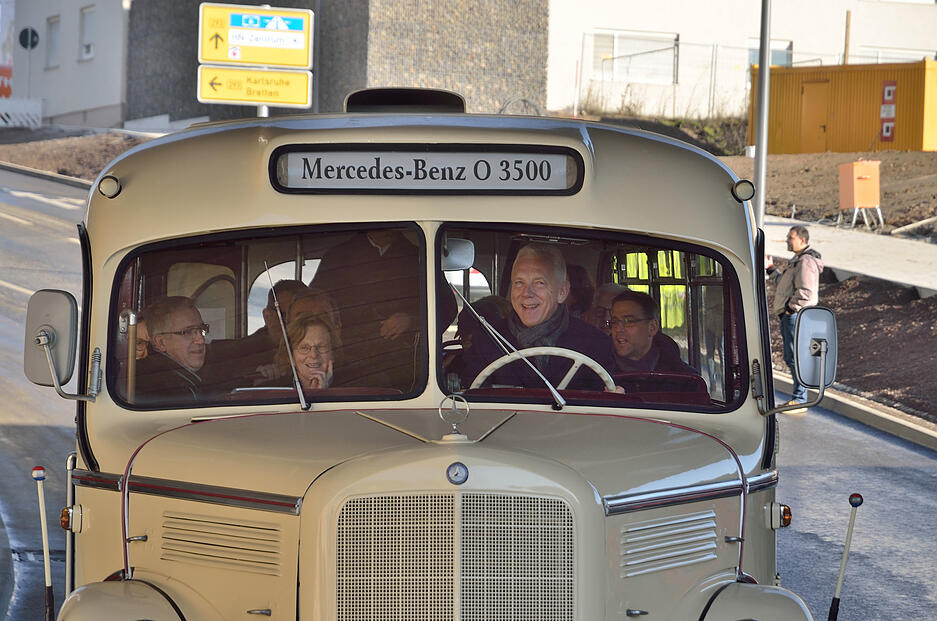 OB Harry Mergel übernimmt kurzzeitig das Steuer des historischen Busses.