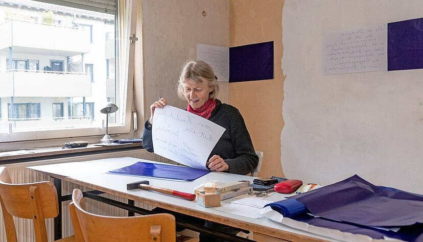 "Originalschrift, das klingt heute ungewöhnlich": Eva-Maria Schön schreibt ihre Reflexionen über Handschrift auf Blaupausen.
Foto: Mario Berger