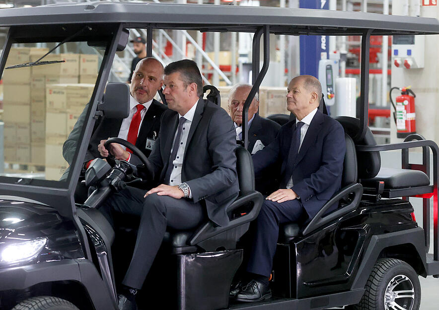 Unterwegs sind Unternehmer Reinhold Würth und Kanzler Olaf Scholz allerdings nicht zu Fuß. Unterwegs sind Unternehmer Reinhold Würth und Kanzler Olaf Scholz allerdings nicht zu Fuß.