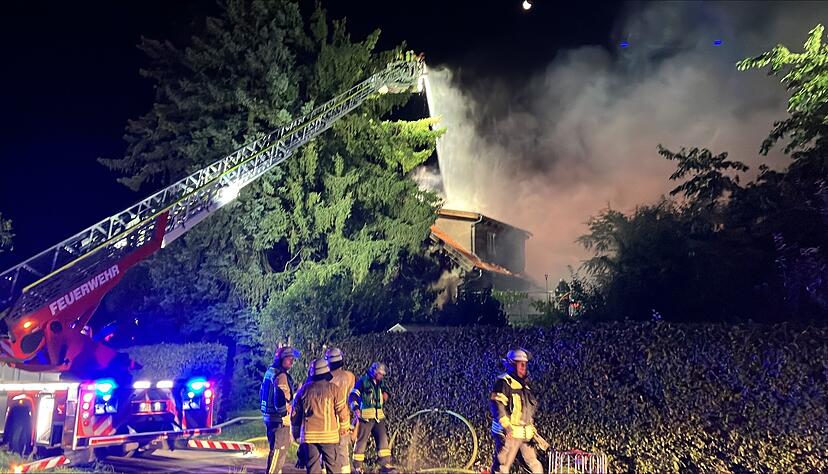 In Etzlinsweiler geht Montagnacht eine Scheune in Flammen auf.