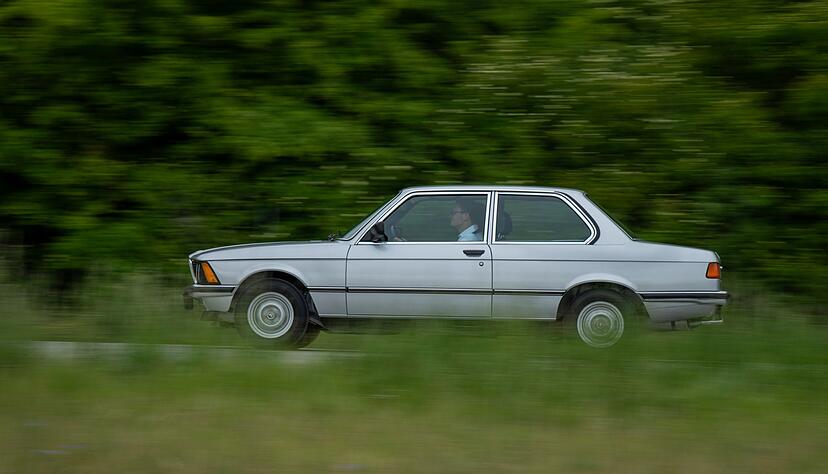 Klassische sportliche Silhouette: Der E21 musste allerdings mit - aus heutiger Sicht bescheidenen - maximal 143 PS auskommen. Klassische sportliche Silhouette: Der E21 musste allerdings mit - aus heutiger Sicht bescheidenen - maximal 143 PS auskommen.