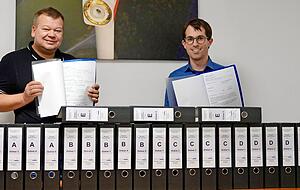 Nat&uuml;rlich alles in f&uuml;nffacher Ausfertigung: Markus Pubantz (links) und Benjamin Friedle vor den Ordnern, die f&uuml;r den Antrag Windpark D&ouml;rrenzimmern notwendig sind.