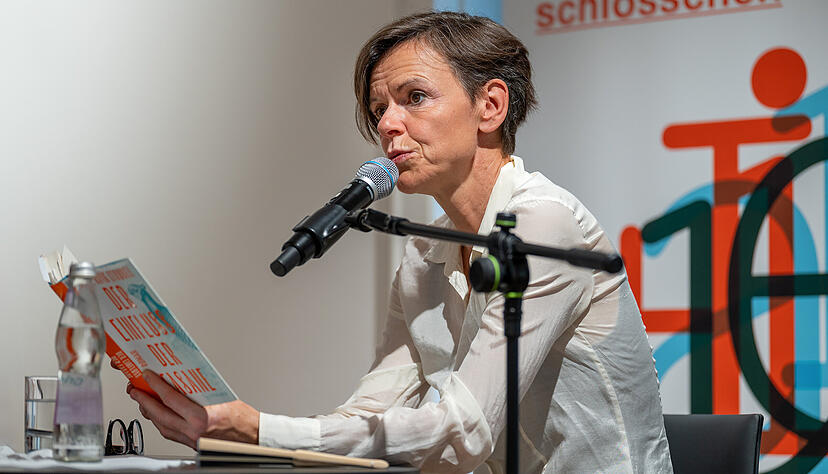 Ob eine Kritikerin schuld ist am Selbstmord eines Theaterintendanten, verhandelt Antje Rávik Strubel spielerisch-vergnügt in ihrem neuen Roman. Ob eine Kritikerin schuld ist am Selbstmord eines Theaterintendanten, verhandelt Antje Rávik Strubel spielerisch-vergnügt in ihrem neuen Roman.