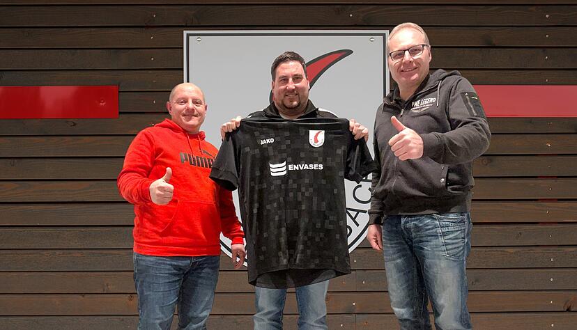 Marc Hofacker (stellvertretender Abteilungsleiter), mit dem zuk&uuml;nftigen Trainer Dennis Schmieg (Mitte) und Abteilungsleiter Alexander Frank (rechts).