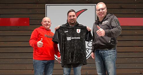 Marc Hofacker (stellvertretender Abteilungsleiter), mit dem zukünftigen Trainer Dennis Schmieg (Mitte) und Abteilungsleiter Alexander Frank (rechts). Marc Hofacker (stellvertretender Abteilungsleiter), mit dem zukünftigen Trainer Dennis Schmieg (Mitte) und Abteilungsleiter Alexander Frank (rechts).