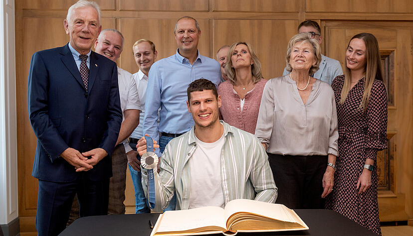 Große Ehre für Olympia-Silbermedaillengewinner Sebastian Heymann, der sich im Kreise der Familie ins Goldene Buch der Stadt Heilbronn eintragen durfte. Große Ehre für Olympia-Silbermedaillengewinner Sebastian Heymann, der sich im Kreise der Familie ins Goldene Buch der Stadt Heilbronn eintragen durfte.
