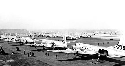 Der Flugplatz Berlin-Gatow 1948. Hier flogen die West-Alliierten nicht nur Fracht ein, um Berlin während der Blockade zu versorgen. Auch Menschen konnten auf diesem Weg die Hauptstadt verlassen, wie Ursula Herzig.
Foto: Archiv/UPI/dpa Der Flugplatz Berlin-Gatow 1948. Hier flogen die West-Alliierten nicht nur Fracht ein, um Berlin während der Blockade zu versorgen. Auch Menschen konnten auf diesem Weg die Hauptstadt verlassen, wie Ursula Herzig.
Foto: Archiv/UPI/dpa