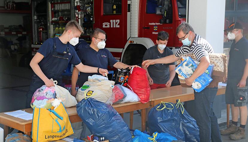 Säckeweise schleppten die Menschen Spenden für die Flutopfer an. Schon nach wenigen Minuten musste die Ittlinger Sammelstelle geschlossen werden.
Foto: Theuer Säckeweise schleppten die Menschen Spenden für die Flutopfer an. Schon nach wenigen Minuten musste die Ittlinger Sammelstelle geschlossen werden.
Foto: Theuer
