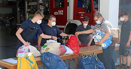 Säckeweise schleppten die Menschen Spenden für die Flutopfer an. Schon nach wenigen Minuten musste die Ittlinger Sammelstelle geschlossen werden.
Foto: Theuer