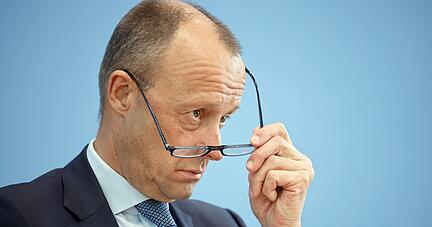 CDU-Chef Friedrich Merz räumt große Versäumnisse der Union bei der Ausstattung der Bundeswehr ein.