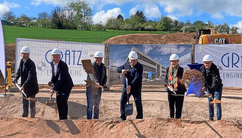 Hartmut Schreiner (v. l.), Dieter Gerke, die Geschäftsführer Carsten Scheuermann und Peter Gratz, Bürgermeisterin Birgit Hannemann und Thomas Goth.
Foto: Paul Hartmut Schreiner (v. l.), Dieter Gerke, die Geschäftsführer Carsten Scheuermann und Peter Gratz, Bürgermeisterin Birgit Hannemann und Thomas Goth.
Foto: Paul