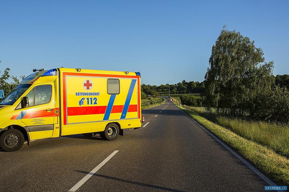 Schwerer Folgeunfall auf der B27 bei Kirchheim am Neckar. Gegen 19:13 ereignete sich auf der B27 ein Auffahrunfall. Die Feuerwehr sowie der Rettungsdienst wurden zu diesem Unfall hinzugezogen. Ein Streifenwagen der mit Sondersignal zu diesem Einsatz fuhr, krachte ca 200m vor der Unfallstelle frontal mit einem PKW auf der Gegenfahrbahn zusammen.
Nach ersten Informationen wurden 5 Personen verletzt.
Beim Auffahrunfall wurde einer Person ins Karnkenhaus eingeliefert, eine weitere verletzte Person musste nicht ins KH eingeliefert werden.
Beim Frontalzusammenstoß des Streifenwagens, wurden beide Beamten verletzt ins KH eingeliefert. 1 Person des unfallbeteiligten kam ebenfalls in die Klinik. / Kirchheim am Neckar, Baden-Württemberg, Germany, Europa Fotograf: 7aktuell.de/Schmalz Schwerer Folgeunfall auf der B27 bei Kirchheim am Neckar. Gegen 19:13 ereignete sich auf der B27 ein Auffahrunfall. Die Feuerwehr sowie der Rettungsdienst wurden zu diesem Unfall hinzugezogen. Ein Streifenwagen der mit Sondersignal zu diesem Einsatz fuhr, krachte ca 200m vor der Unfallstelle frontal mit einem PKW auf der Gegenfahrbahn zusammen.
Nach ersten Informationen wurden 5 Personen verletzt.
Beim Auffahrunfall wurde einer Person ins Karnkenhaus eingeliefert, eine weitere verletzte Person musste nicht ins KH eingeliefert werden.
Beim Frontalzusammenstoß des Streifenwagens, wurden beide Beamten verletzt ins KH eingeliefert. 1 Person des unfallbeteiligten kam ebenfalls in die Klinik. / Kirchheim am Neckar, Baden-Württemberg, Germany, Europa Fotograf: 7aktuell.de/Schmalz