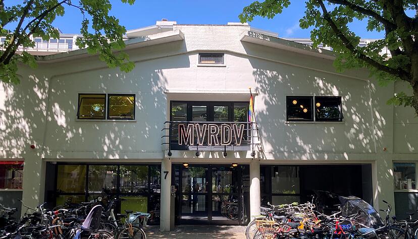 MVRDV prangt in großen Buchstaben über dem Eingang zum Stammsitz in Rotterdam. MVRDV prangt in großen Buchstaben über dem Eingang zum Stammsitz in Rotterdam.
