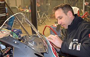 Mit besonderem Auge für die Technik: Matthias Geißler reizt nicht nur das Motorradfahren, sondern auch "das Leben in der Box". Er optimiert die BMW-Rennmaschine. Mit besonderem Auge für die Technik: Matthias Geißler reizt nicht nur das Motorradfahren, sondern auch "das Leben in der Box". Er optimiert die BMW-Rennmaschine.