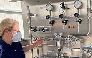 Projektleiterin Heike Grüner erklärt, wie der Wasserstoff dem Erdgas beigemischt wird und welche Schritte dafür nötig sind. Projektleiterin Heike Grüner erklärt, wie der Wasserstoff dem Erdgas beigemischt wird und welche Schritte dafür nötig sind.