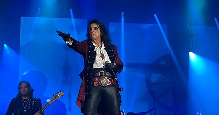 Auch mit 75 Jahren umtriebig auf der Bühne: Alice Cooper.
Foto: Ranjo Doering Auch mit 75 Jahren umtriebig auf der Bühne: Alice Cooper.
Foto: Ranjo Doering