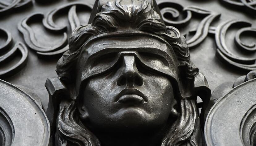 Eine Figur der blinden Justitia. Eine Figur der blinden Justitia.