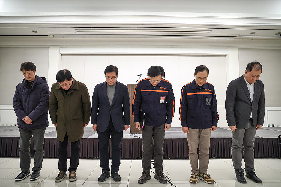 Jeju Air CEO Kim E-bae (3.v.r.) und andere Unternehmensvertreter entschuldigen sich vor einer Pressekonferenz, Stunden nach dem Absturz eines ihrer Fl&uuml;ge auf dem internationalen Flughafen von Muan.