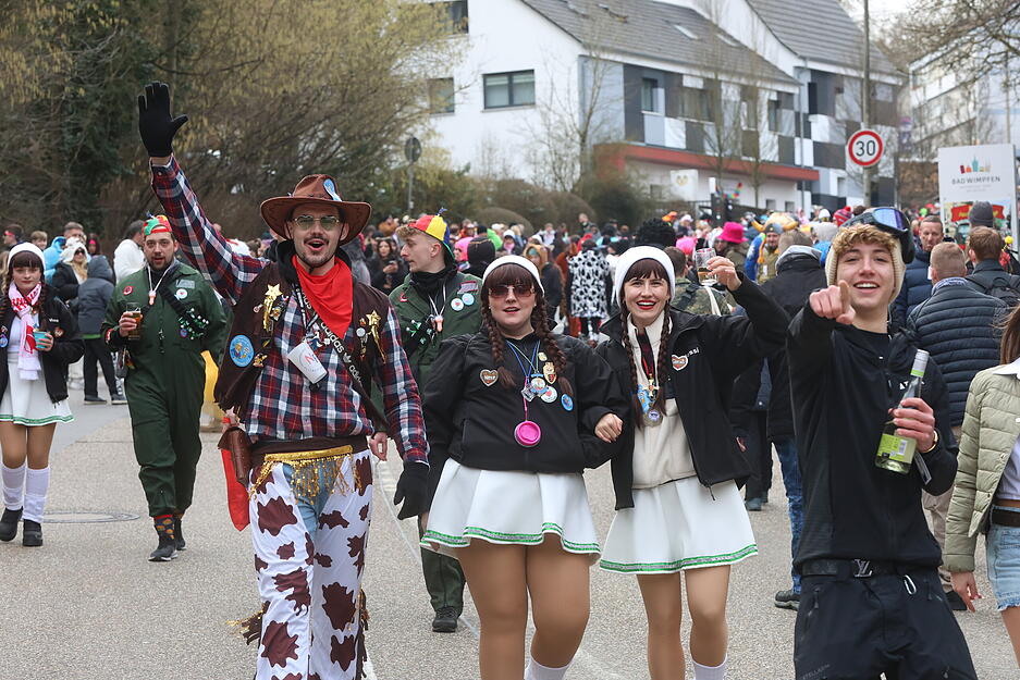 Narren und Hästräger begeistern die Zuschauer entlang der Umzugsstrecke. Narren und Hästräger begeistern die Zuschauer entlang der Umzugsstrecke.