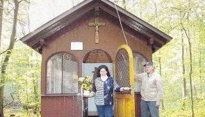 Der Kochendorfer Otto Bertsch k&uuml;mmert sich mit gro&szlig;em Engagement um die Kapelle. F&uuml;r den Blumenschmuck ist Martha Keicher zust&auml;ndig.Foto: Anton Zuber