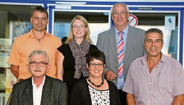 Sarina Pfr&uuml;nder (hinten) mit Werner F&ouml;rster, Gerd Wagner (hinten von links) sowie Harald St&ouml;rzinger, Karin Fichtner und Karl-Heinz Eckl (vorn von links).Foto: Theuer